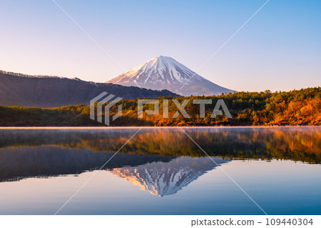 Mt. Fuji at dawn (at Lake Saiko) 109440304