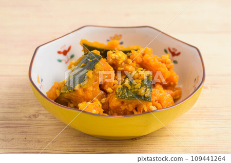 Boiled pumpkin and minced chicken 109441264