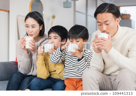 全家福,冬天素材,一家人在客廳吃零食 全家福,冬天素材,一家人在客廳吃零食 109441313