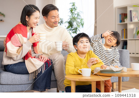 Family portrait, winter material, family eating snacks in the living room Family portrait, winter material, family eating snacks in the living room 109441318