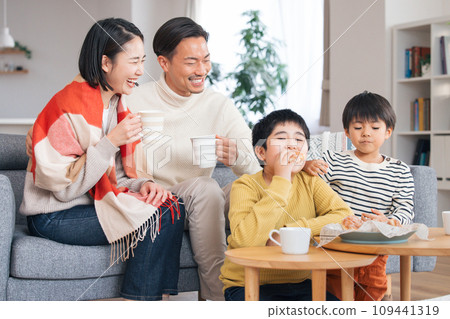 Family portrait, winter material, family eating snacks in the living room Family portrait, winter material, family eating snacks in the living room 109441319