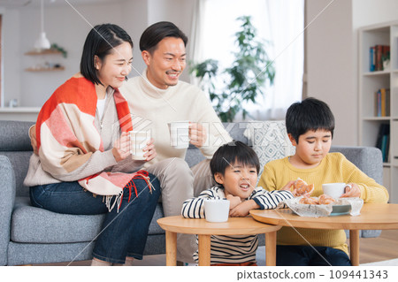 Family portrait, winter material, family eating snacks in the living room Family portrait, winter material, family eating snacks in the living room 109441343