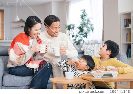 Family portrait, winter material, family eating snacks in the living room Family portrait, winter material, family eating snacks in the living room 109441348