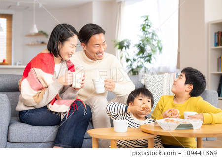 Family portrait, winter material, family eating snacks in the living room Family portrait, winter material, family eating snacks in the living room 109441369