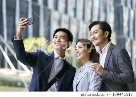 team of asian business people taking a selfie 109441512