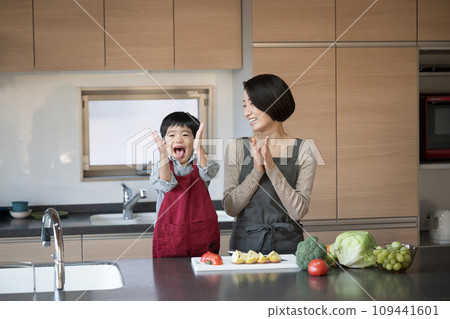 家長和孩子做飯，為做得好而鼓掌 109441601