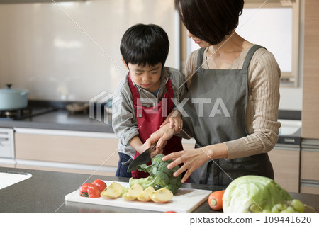 父母和孩子在廚房一起享受做飯的樂趣 幫助孩子 父母和孩子在廚房一起享受做飯的樂趣 幫助孩子 109441620
