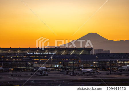 Haneda Airport scenery/twilight scenery/Terminal 3 109441650