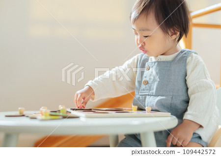 幼兒玩拼圖 109442572