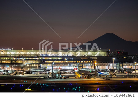 Haneda Airport scenery/twilight scenery/Terminal 3 109442661