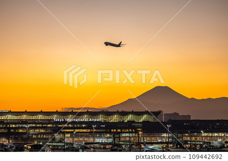 Haneda Airport scenery/twilight scenery/Terminal 3 Haneda Airport scenery/twilight scenery/Terminal 3 109442692