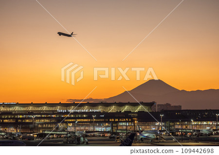 Haneda Airport scenery/twilight scenery/Terminal 3 Haneda Airport scenery/twilight scenery/Terminal 3 109442698