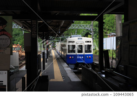 Nose Electric Railway 5100 series stopping at Myokenguchi Station Nose Electric Railway 5100 series stopping at Myokenguchi Station 109443065