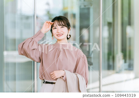 Young Asian business woman exposed to ultraviolet rays (sunscreen, sunlight, whitening, UV protection) Young Asian business woman exposed to ultraviolet rays (sunscreen, sunlight, whitening, UV protection) 109443319