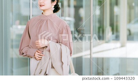 Young Asian businesswoman walking in an office area in the city 109443320