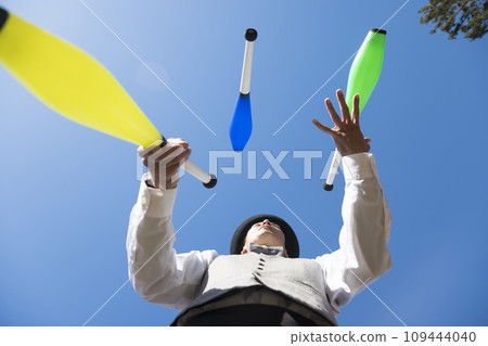 juggling image juggling image 109444040