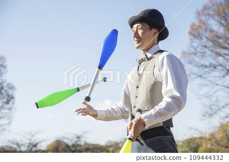 image of a man juggling 109444332