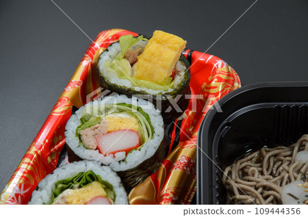 Easy convenience store grated radish soba and salad rolls Easy convenience store grated radish soba and salad rolls 109444356