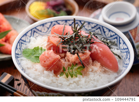 明太子茶泡飯,上面鋪滿大量鱈魚子、切碎的海藻和山椒葉 明太子茶泡飯,上面鋪滿大量鱈魚子、切碎的海藻和山椒葉 109444791