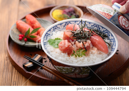 明太子茶泡飯，上面鋪滿大量鱈魚子、切碎的海藻和山椒葉 109444794