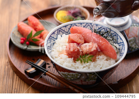 明太子茶泡飯,上面鋪滿大量鱈魚子,並飾以山椒葉 明太子茶泡飯,上面鋪滿大量鱈魚子,並飾以山椒葉 109444795