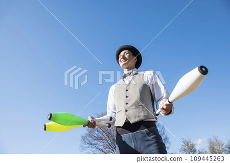 一個男人雜耍的形象 109445263