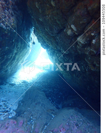 underwater hole underwater hole 109445508
