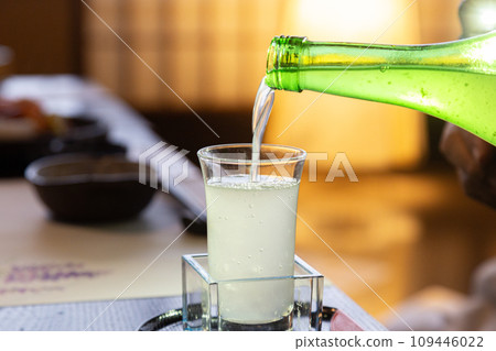 將混濁的清酒倒入杯中 109446022