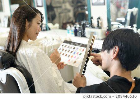 亞洲女顧客在美容院選擇髮色 亞洲女顧客在美容院選擇髮色 109446530