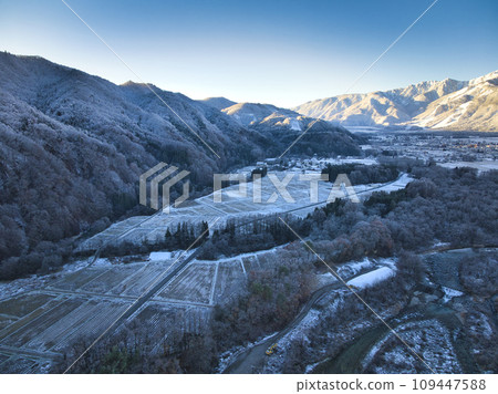 Hoarfrost along the Hime River in the early morning, Hakuba Village, Nagano Prefecture (aerial shot by drone) 109447588