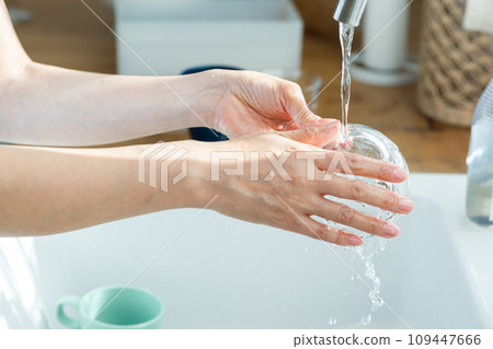 洗碗的女人的乾淨雙手 109447666