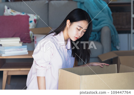 準備搬家的年輕女子 109447764