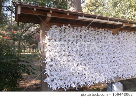 Once you pass through the torii gate of Hirohata Hachimangu Shrine, you will find yourself in a forest of large trees. 109448062