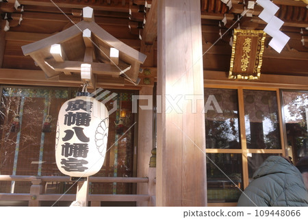 Once you pass through the torii gate of Hirohata Hachimangu Shrine, you will find yourself in a forest of large trees. 109448066