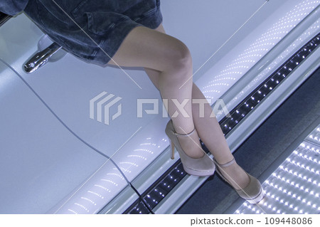靠在車上的女人的美腿 109448086