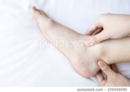 Young woman with Flat Feet,painful in heel,hurt the ankle,foot has an arch that is lower than usual,chronic pain,numbness in sole and toe,problem of physical injury from flat foot,health care concept Young woman with Flat Feet,painful in heel,hurt the ankle,foot has an arch that is lower than usual,chronic pain,numbness in sole and toe,problem of physical injury from flat foot,health care concept 109448090