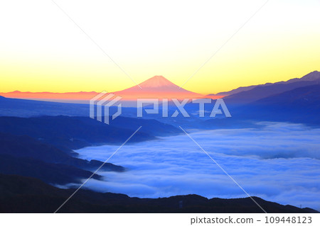 Lake Suwa surrounded by Red Fuji and a sea of clouds/Takabocchi Plateau, Shiojiri City, Nagano Prefecture Lake Suwa surrounded by Red Fuji and a sea of clouds/Takabocchi Plateau, Shiojiri City, Nagano Prefecture 109448123