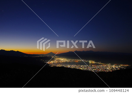 黎明前的諏訪湖夜景和日出時的富士山/長野縣鹽尻市高博地高原 黎明前的諏訪湖夜景和日出時的富士山/長野縣鹽尻市高博地高原 109448124