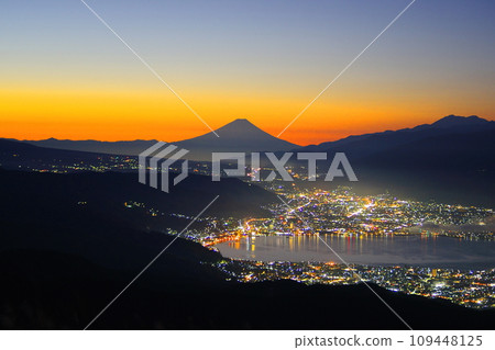 黎明前的諏訪湖夜景和日出時的富士山/長野縣鹽尻市高博地高原 黎明前的諏訪湖夜景和日出時的富士山/長野縣鹽尻市高博地高原 109448125