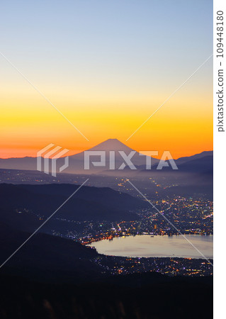 黎明前的諏訪湖夜景和日出時的富士山 黎明前的諏訪湖夜景和日出時的富士山 109448180