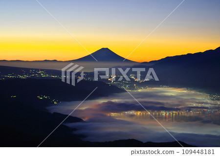 被雲海包圍的諏訪湖和富士山/長野縣鹽尻市高博地高原 被雲海包圍的諏訪湖和富士山/長野縣鹽尻市高博地高原 109448181