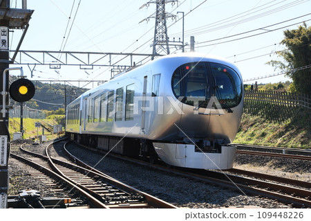特快Laview列車經過科馬站,朝池袋方向行駛 特快Laview列車經過科馬站,朝池袋方向行駛 109448226