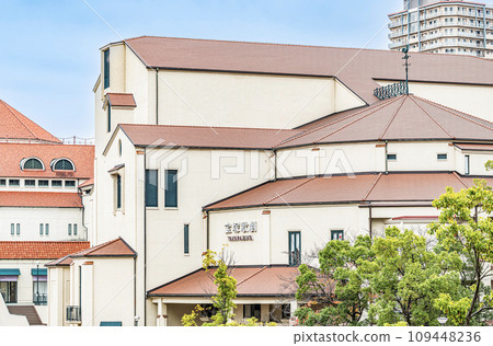 兵庫縣寶塚市，寶塚歌劇團的活動基地之一，寶塚弓館 109448236