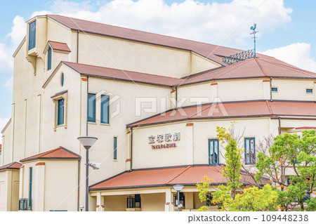 兵庫縣寶塚市，寶塚歌劇團的活動基地之一，寶塚弓館 109448238