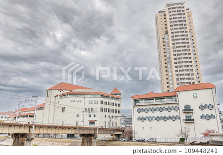 兵庫縣寶塚市,多雲的天空覆蓋的寶塚城市景觀,寶塚大劇院和寶塚音樂學校 兵庫縣寶塚市,多雲的天空覆蓋的寶塚城市景觀,寶塚大劇院和寶塚音樂學校 109448241