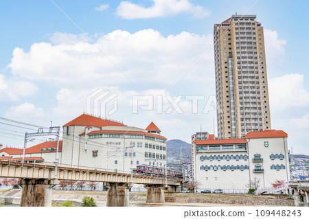 兵庫縣寶塚市、晴天的寶塚市景、阪急電鐵車輛以及寶塚大劇院和寶塚音樂學校週邊地區 兵庫縣寶塚市、晴天的寶塚市景、阪急電鐵車輛以及寶塚大劇院和寶塚音樂學校週邊地區 109448243