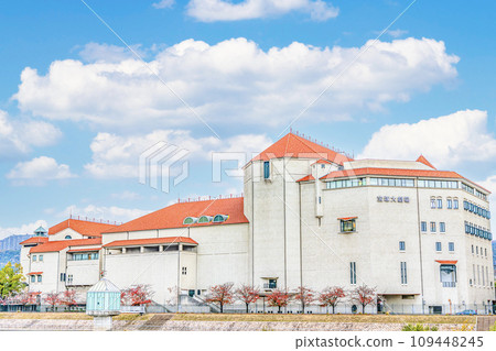 兵庫縣寶塚市、寶塚歌劇團的大本營、陽光燦爛的寶塚大劇場 109448245