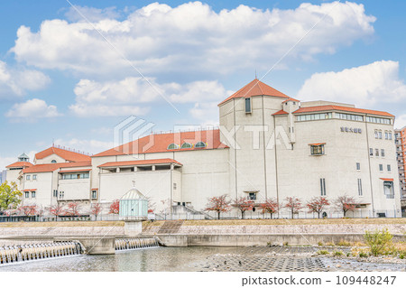 Takarazuka City, Hyogo Prefecture, Takarazuka Revue's home base, Takarazuka Grand Theater on a sunny day 109448247