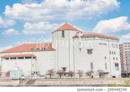 兵庫縣寶塚市、寶塚歌劇團的大本營、陽光燦爛的寶塚大劇場 109448249