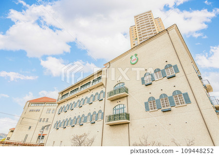 Takarazuka Music School, Takarazuka City, Hyogo Prefecture, a school that trains Takaragennes 109448252